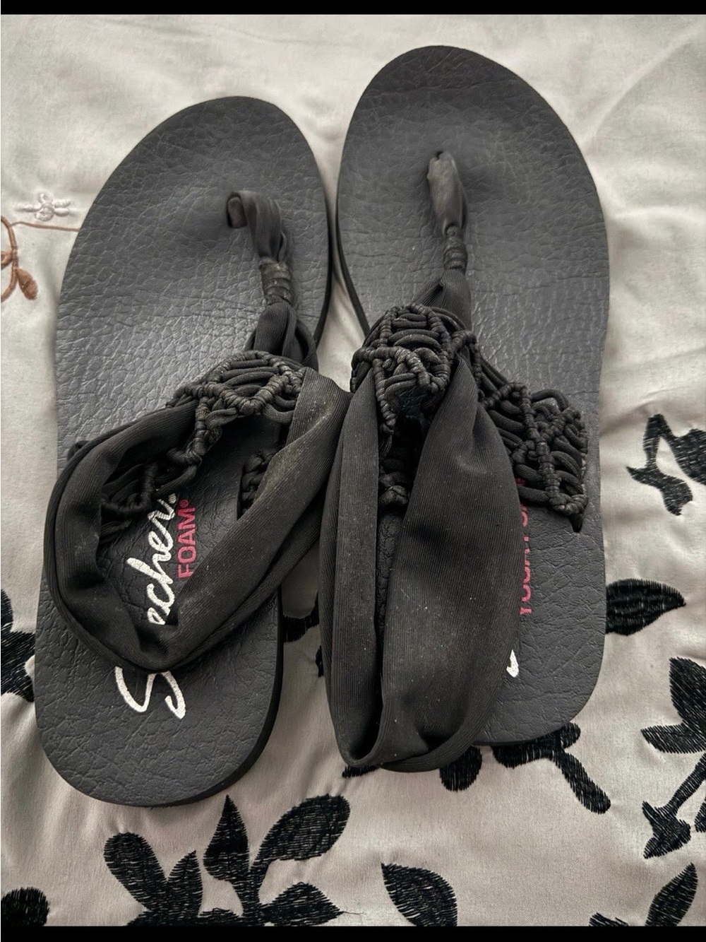 Women’s Skechers Black Knotted Fabric Foam Sandals Super (see description 9-9.5